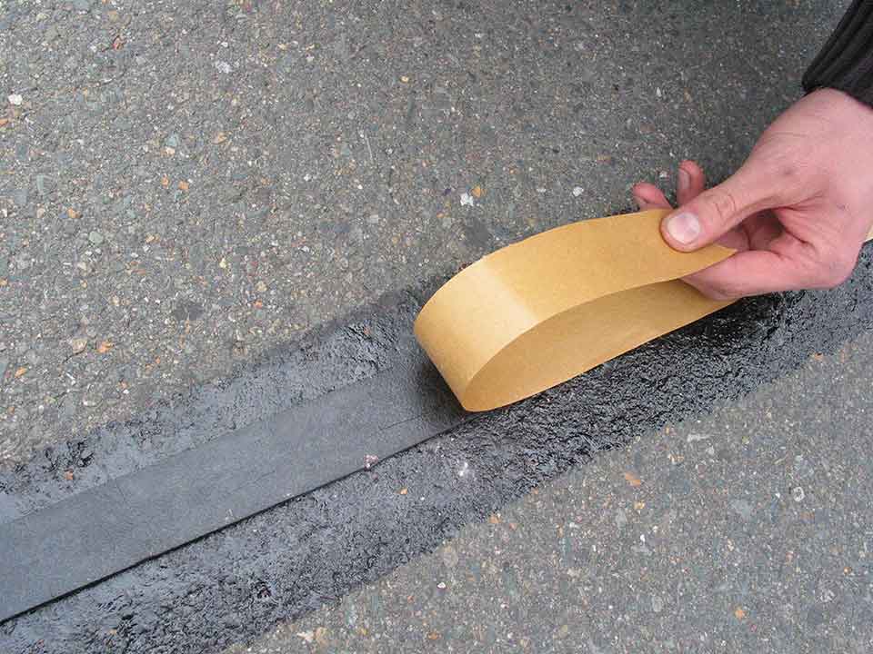 Trennpapier nach Auslegen entfernen Asphalt Fugenband
